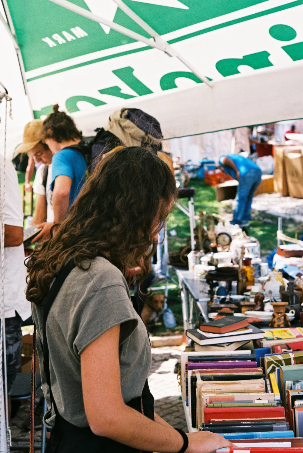 Un stand de livres et vêtements