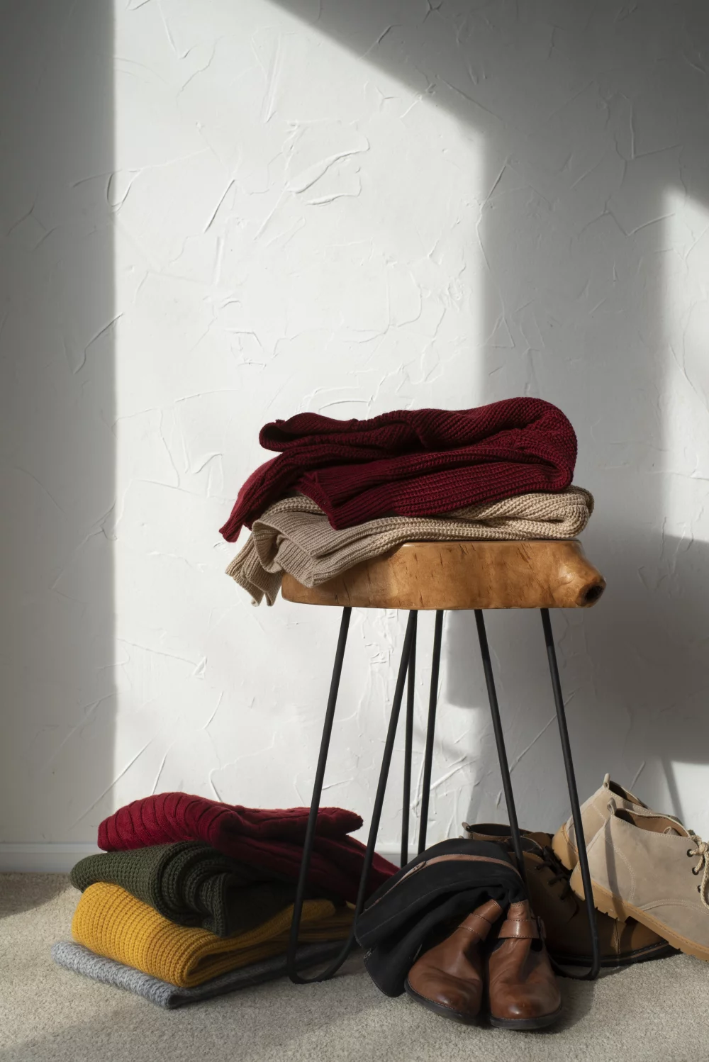 Un tabouret rempli de vêtements