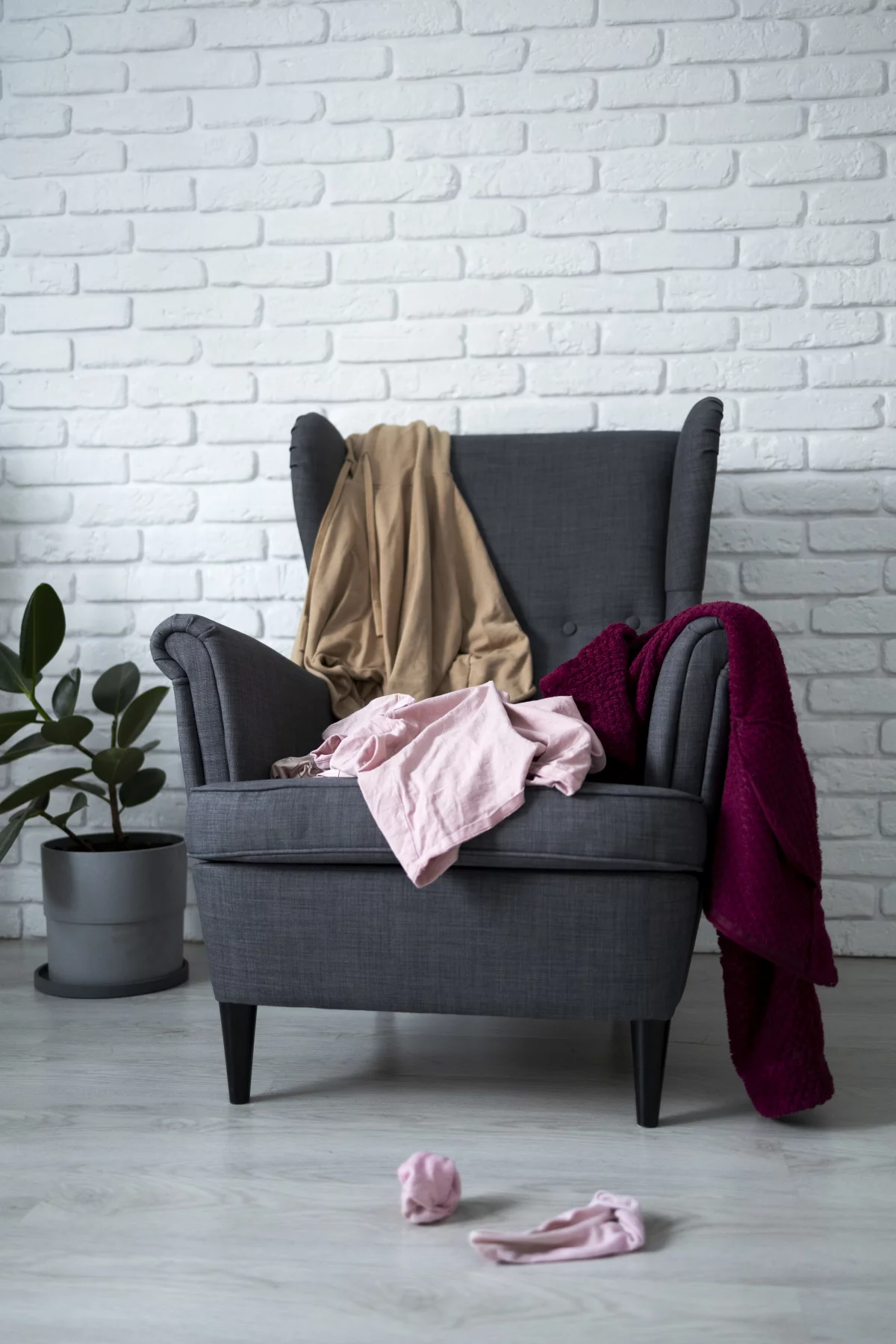 La chaise qui déborde de vêtements