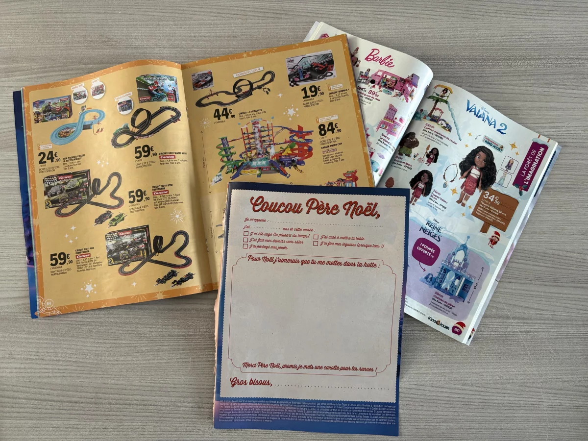 Enfants regardant des catalogues de jouets de Noël