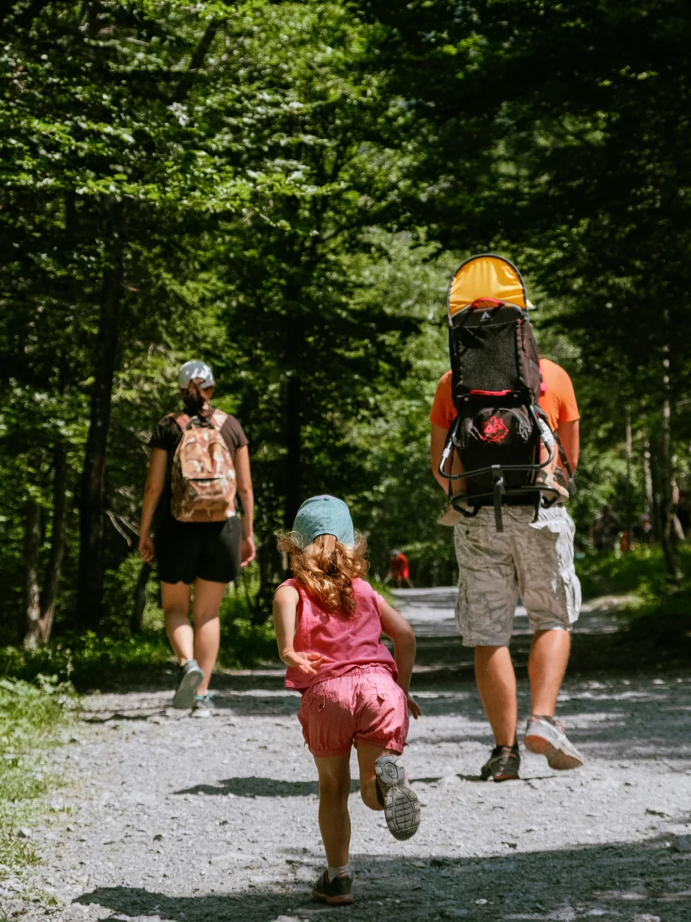Famille en randonnée dans la forêt avec porte-bébé