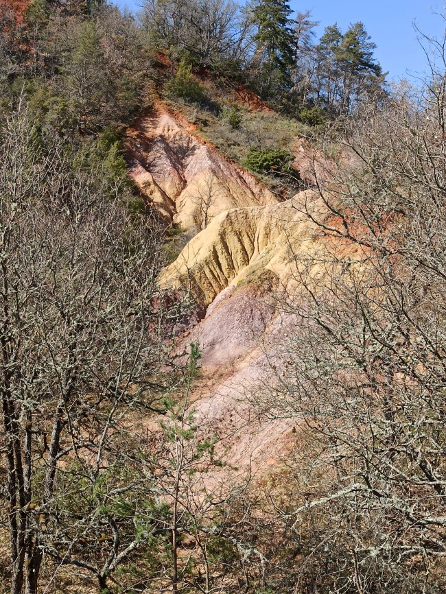 Falaises rouges et souvenirs d’enfance à la Vallée des Saints