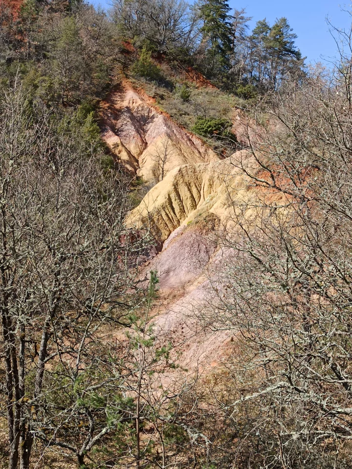 Falaises rouges et souvenirs d’enfance à la Vallée des Saints