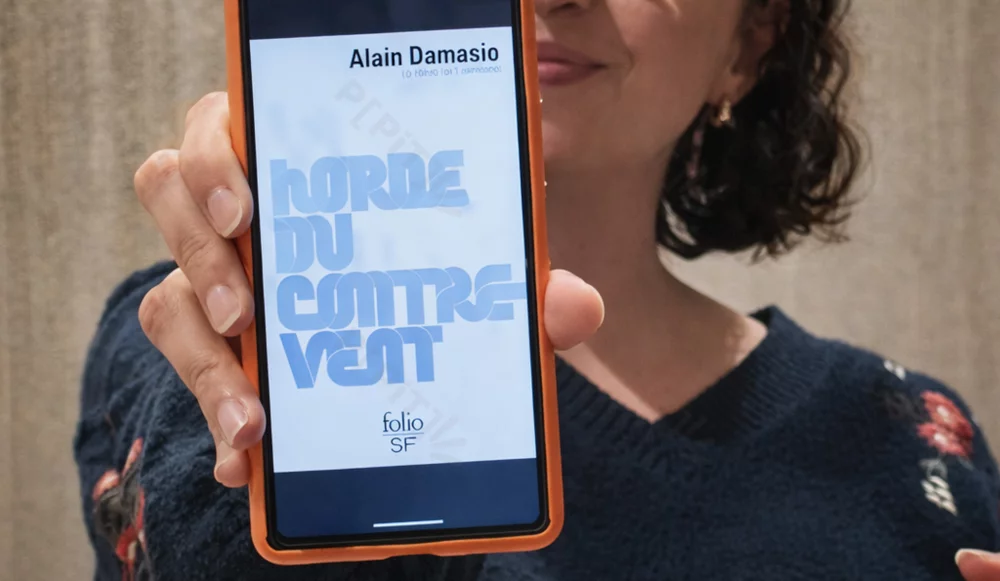 Victoria et son téléphone