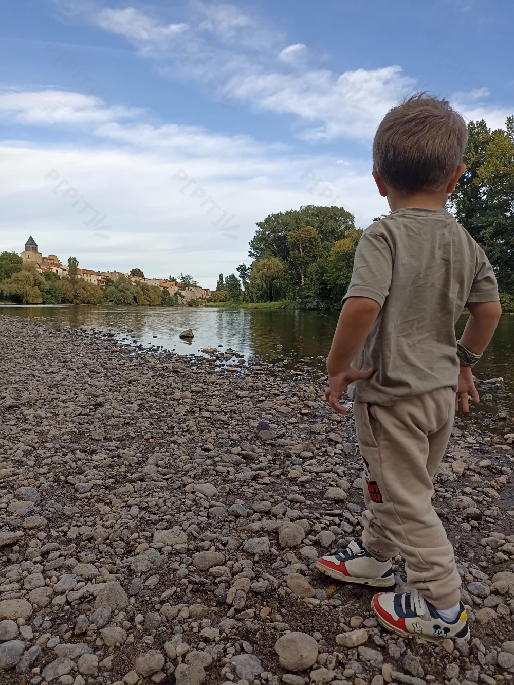 Enfant jouant sur les bords d'Allier à Pont-du-Château