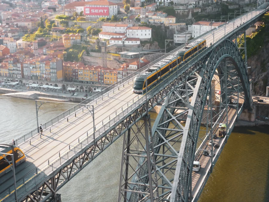 Le pont Dom-Luís Ier et le métro de Porto au dessus du Douro.