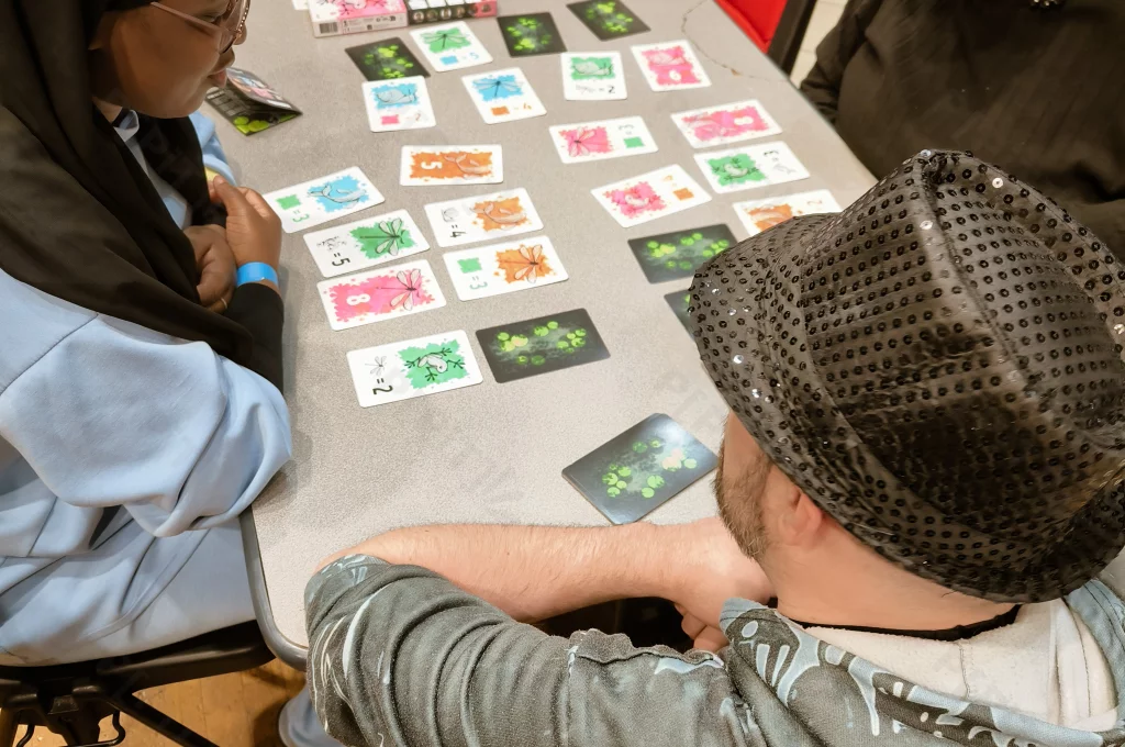 Expert en train d'expliquer un jeu