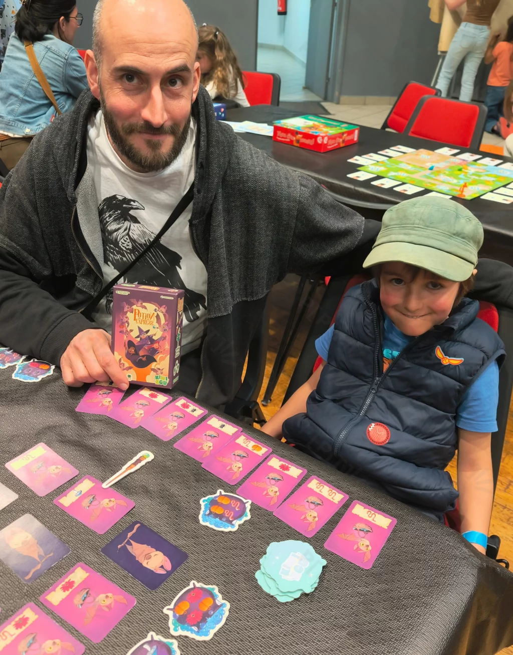 Un joli moment partagé autour du jeu, entre père et fils.