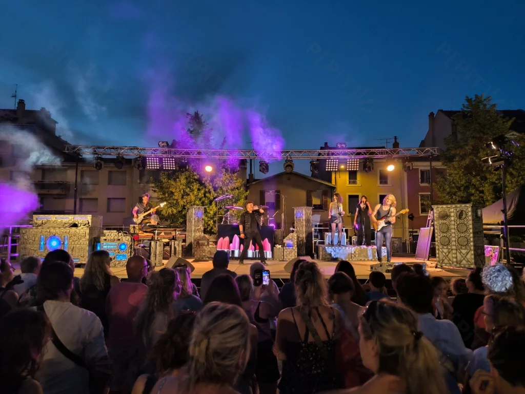 Ambiance du concert place de la Montagne à Issoire