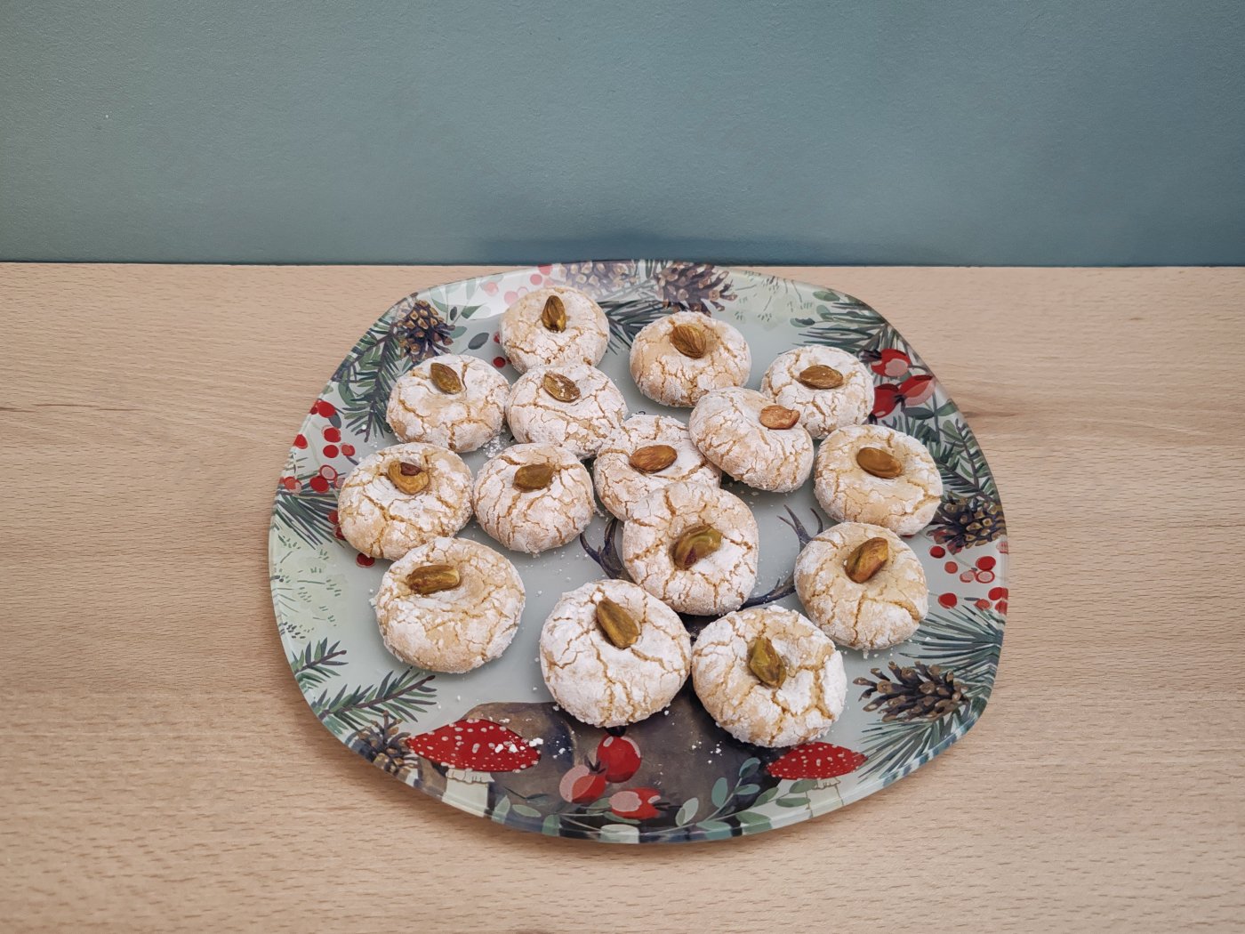Amaretti à la pistache avec une pistache entière sur le dessus.