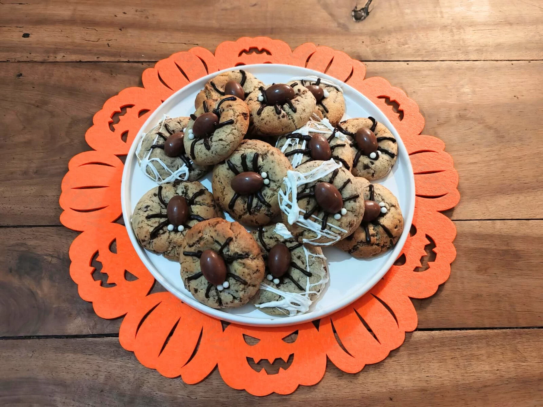 Cookies araignées d'Halloween présentés sur une table de fête