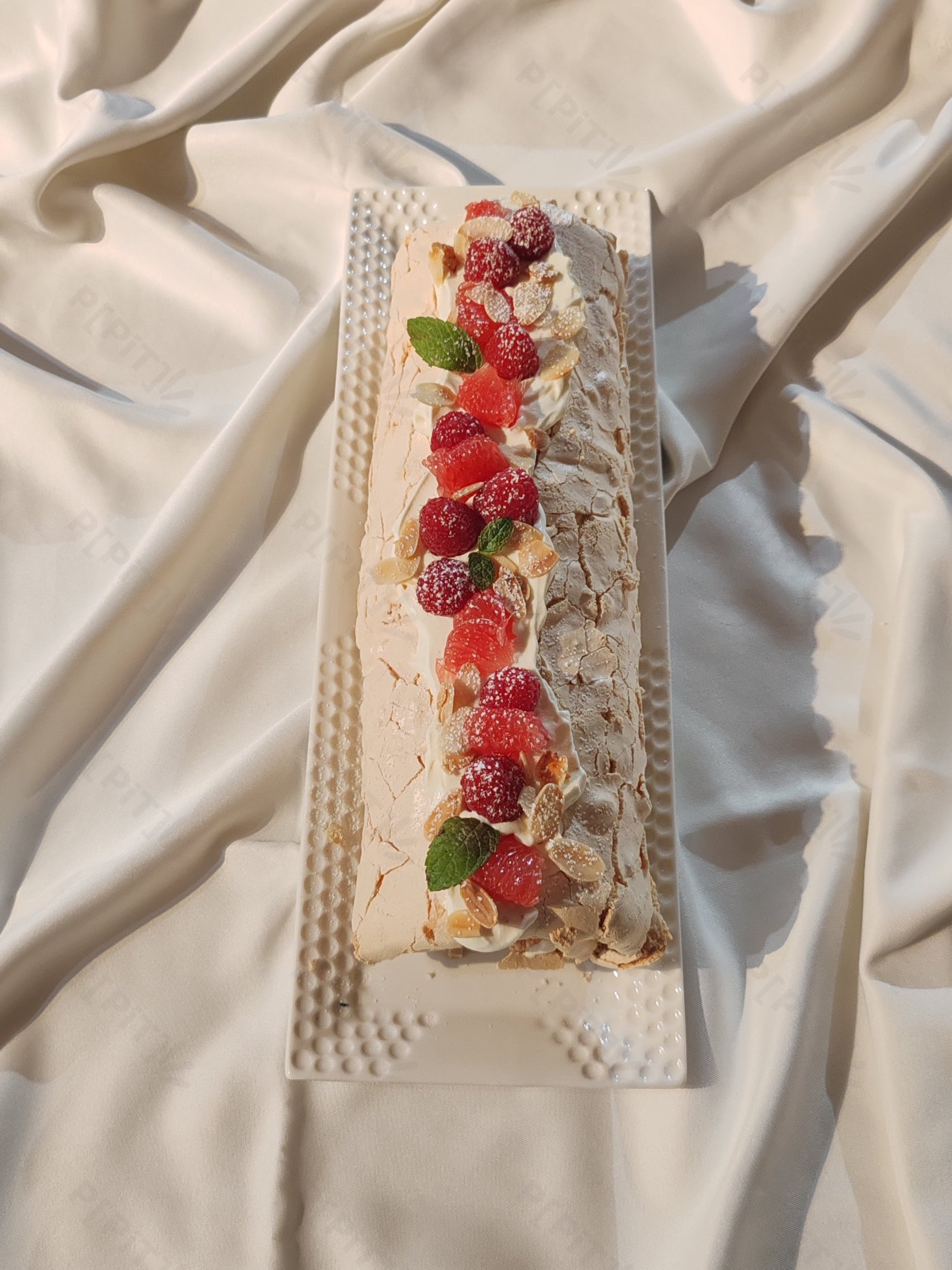 Pavlova roulée présentée sur un plat