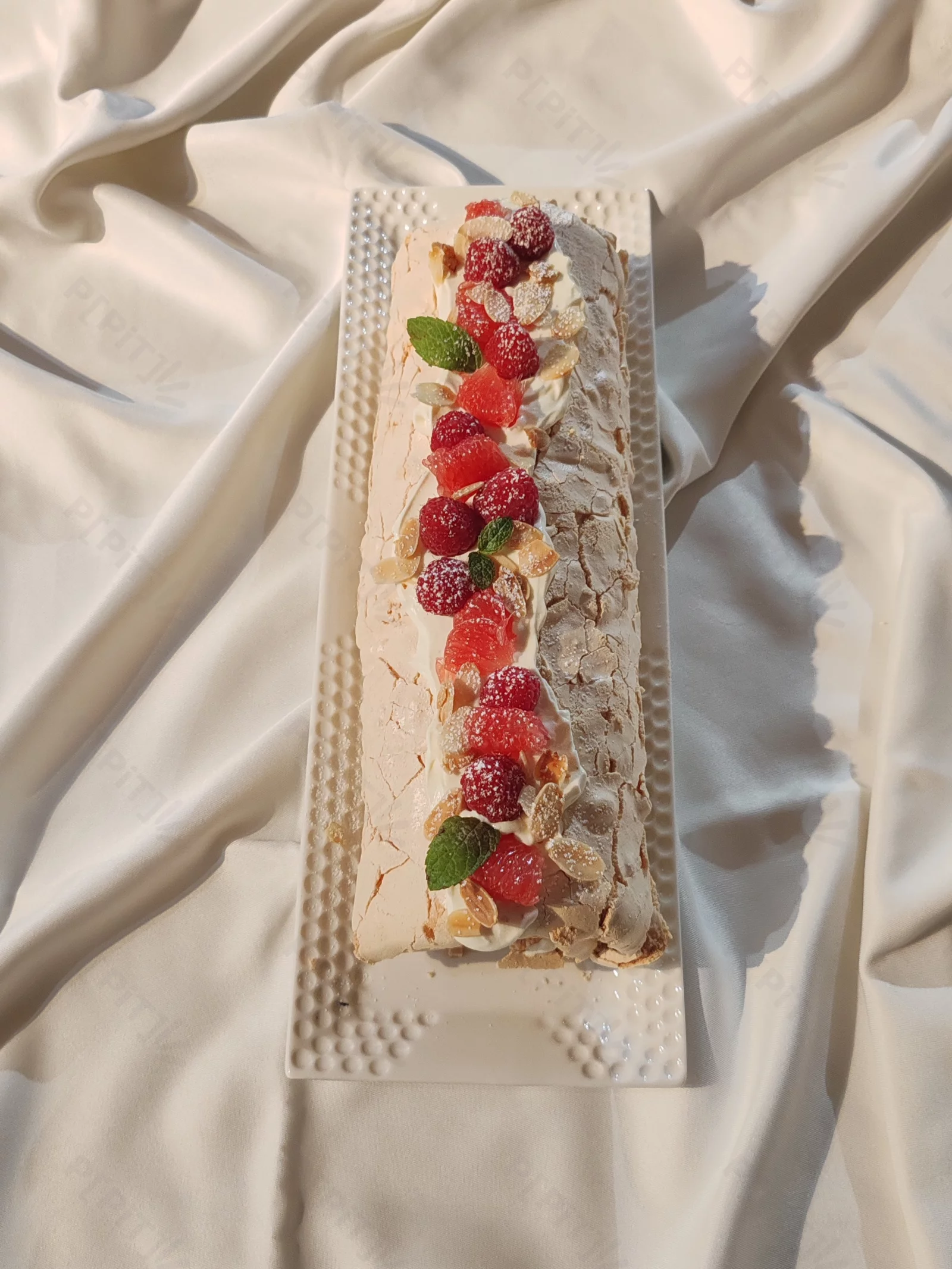 Pavlova roulée présentée sur un plat